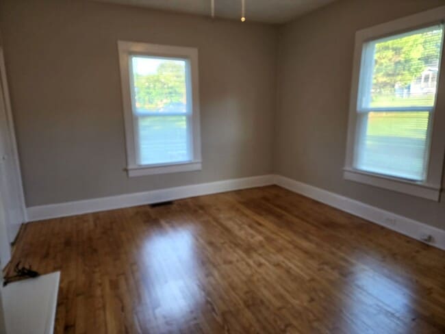 Building Photo - Complete remodeled 3 bedroom 1 1/2 bath home in Belmont!!