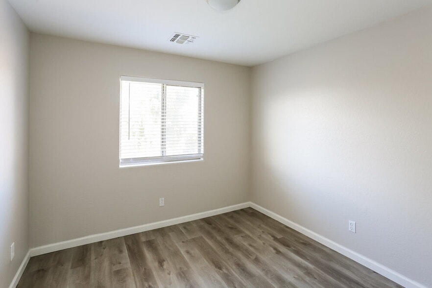Building Photo - 5182 W Vista Ave