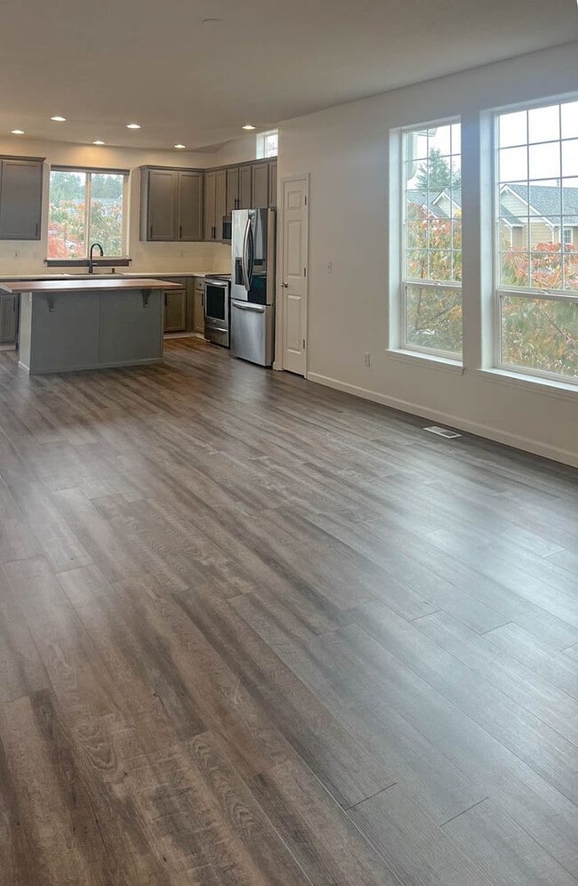 Building Photo - Beautiful West Linn Home in a Quiet, Desirable Neighborhood