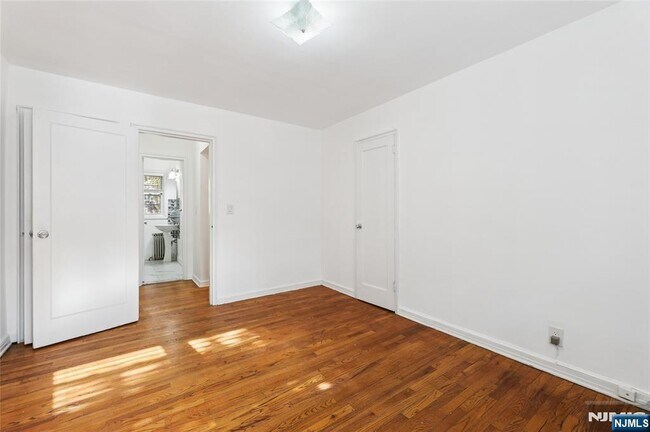 Building Photo - 25- 18 High St