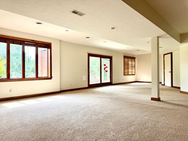 Building Photo - 1142 Pine Bluff Dr NE