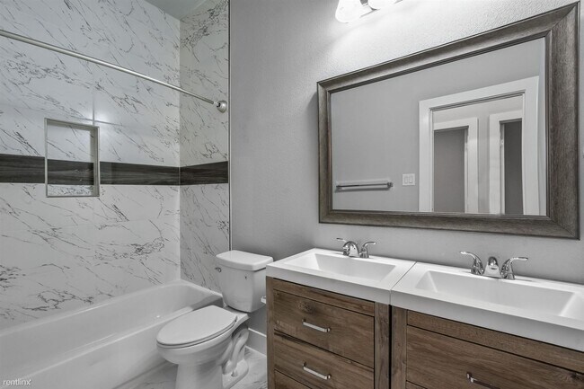 Building Photo - 4 br, 4 bath Duplex - 204 North Getzendane...