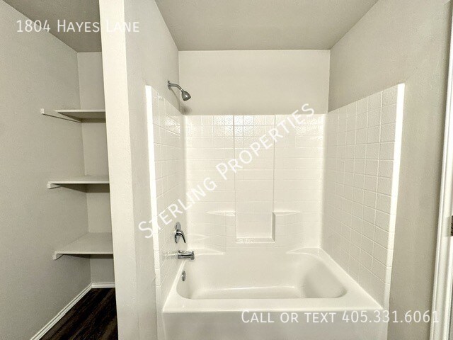 Building Photo - 1804 Hayes Ln
