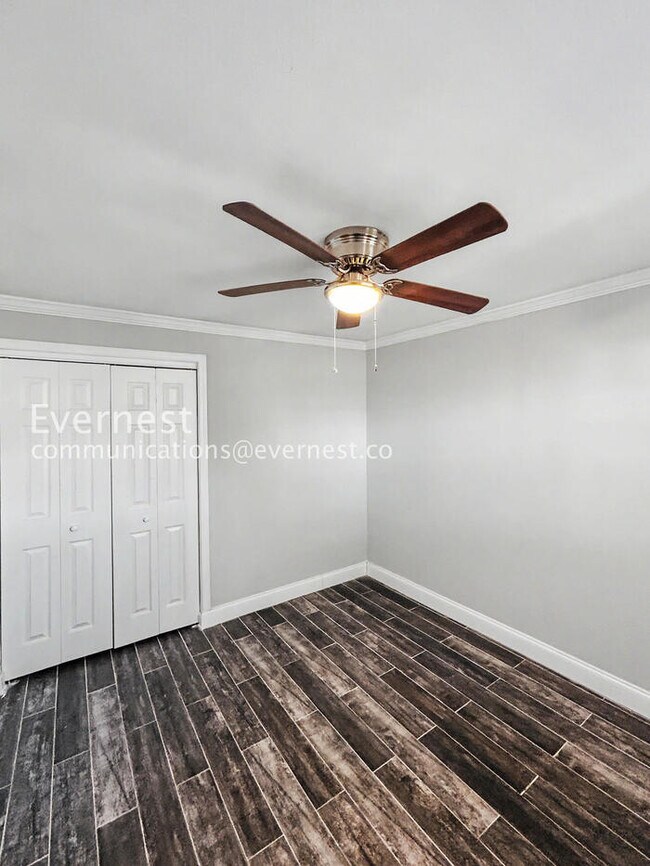 Building Photo - 1885 Shore Acres Blvd NE