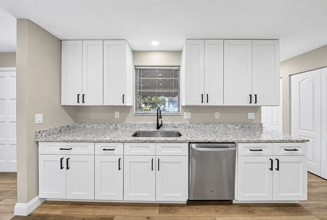 Building Photo - 791 Lindenwood Cir E