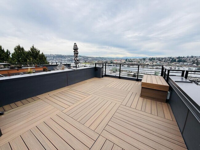 Building Photo - 2 Bed + Den 2 Bathroom Eastlake Townhome with Spectacular Views