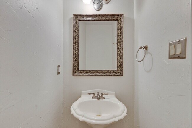 Building Photo - Charming Home in the Coveted River Place C...