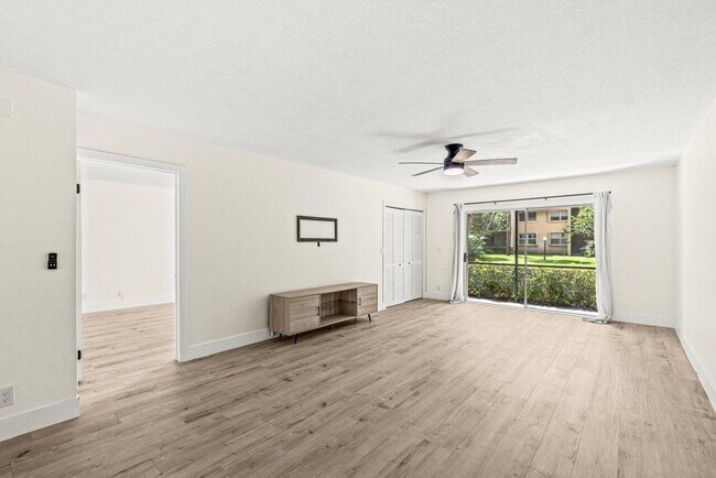 Building Photo - 2935 SW 22nd Ave