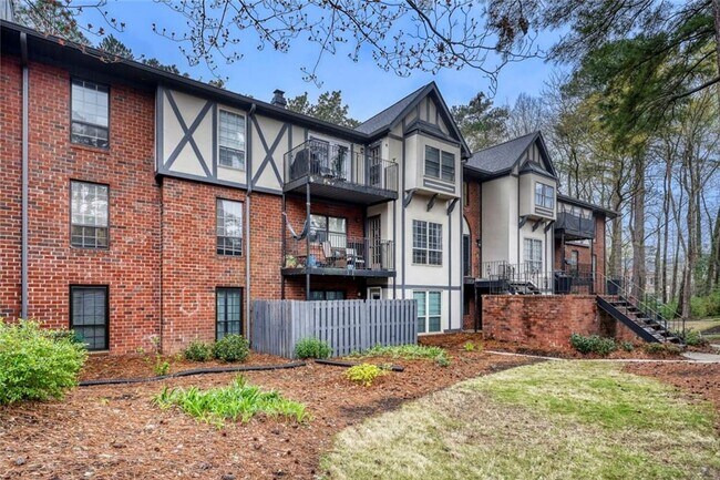 Building Photo - 6851 Roswell Rd