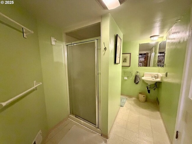 Building Photo - 1702 Cedar St