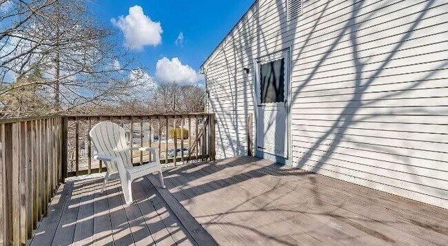 Building Photo - 12 Monson St