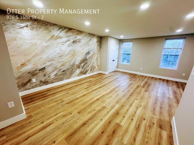 Building Photo - 926 S 15th St