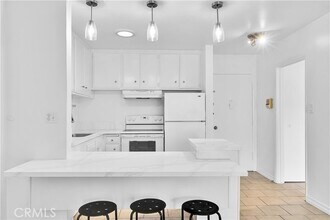 Building Photo - 320 S Gramercy Pl