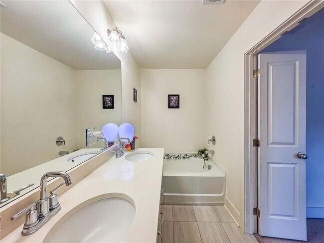 Building Photo - 5786 Calle Vis Dr