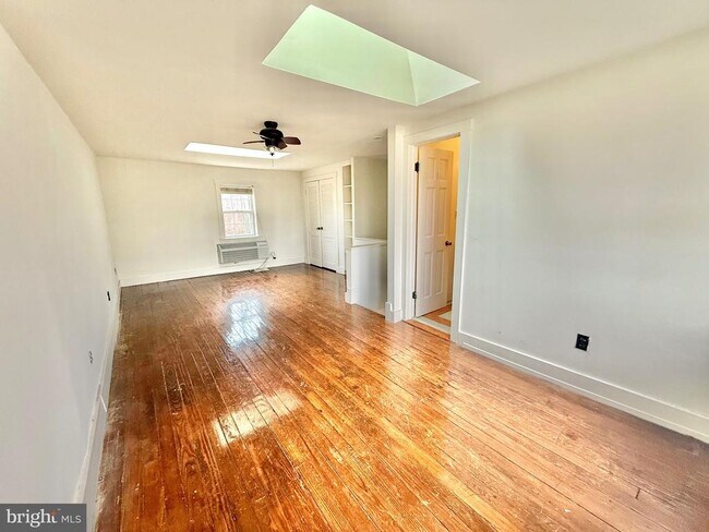 Building Photo - 10622 Belmont Blvd