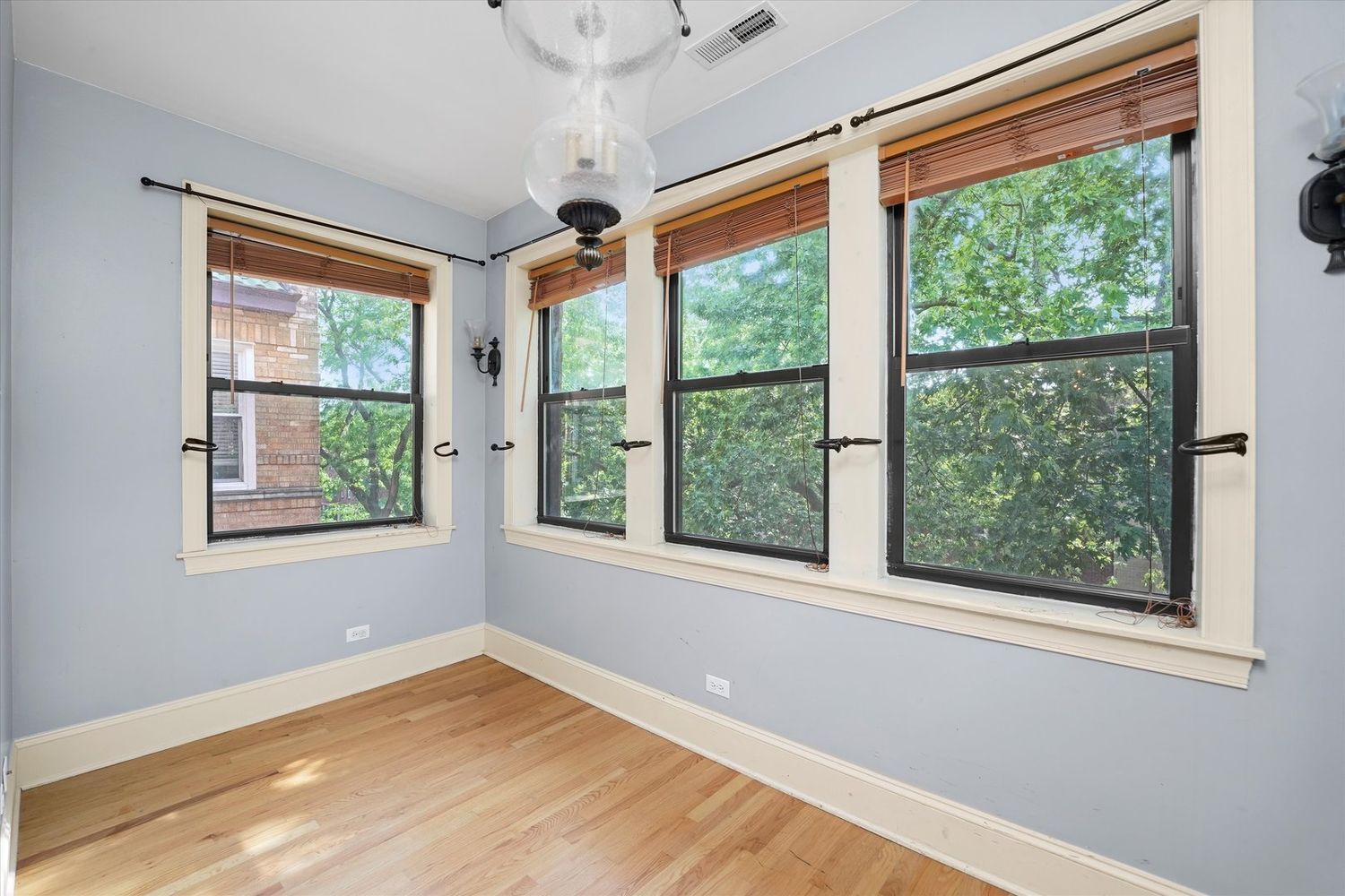 Building Photo - 7633 N Greenview Ave