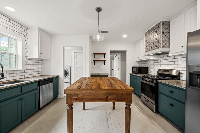 Building Photo - Beautifully Updated 2/2 Cottage - Available now!