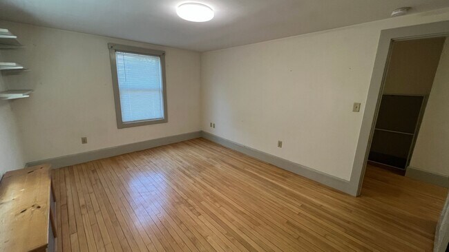 Building Photo - Large 4 Bedroom Apartment All Utilities In...