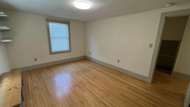 Building Photo - UNH Student Rental Available for the 2026-...