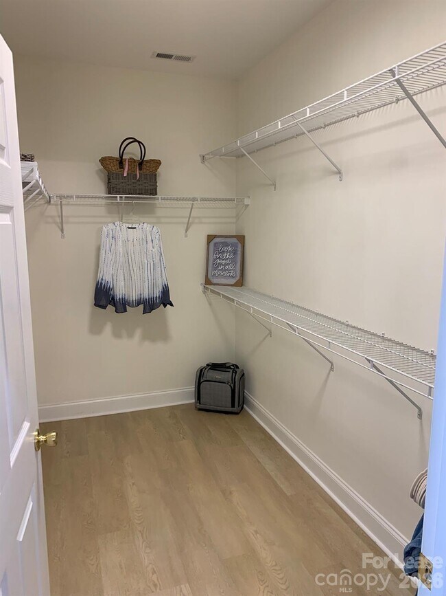 Building Photo - 9033 Rosalyn Glen Rd