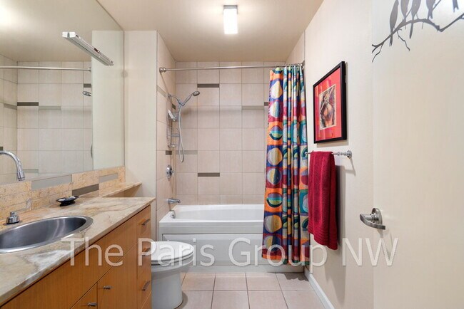 Building Photo - Gorgeous Lower Queen Anne 1BR is Perfect! * Above Safeway