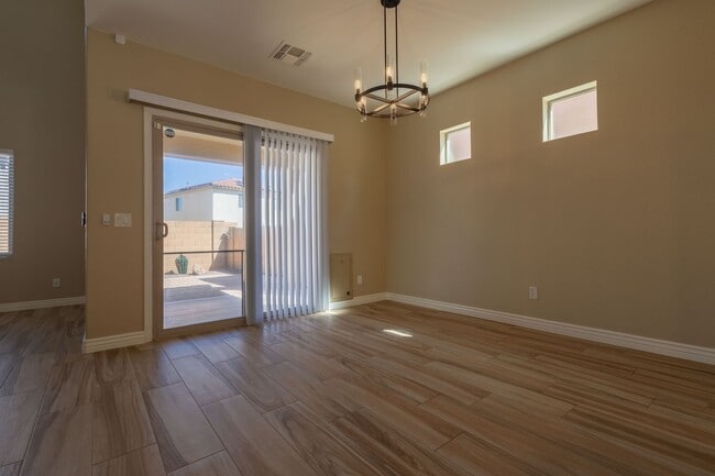 Building Photo - 3 Bedroom 2.5 Bathroom