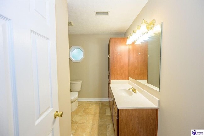 Building Photo - 1802 Oriole Dr