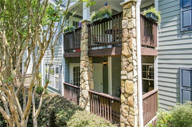 Building Photo - 1002 Madison Ln S E