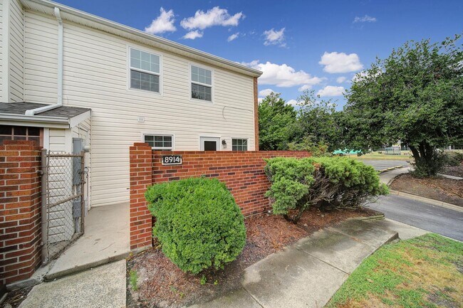 Building Photo - Lovely 3 Bed 2.5 Bath Home!