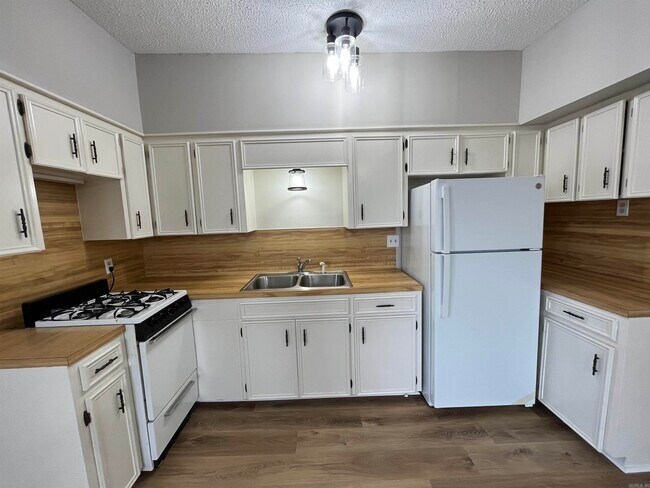 Building Photo - 1020 Kavanaugh Blvd