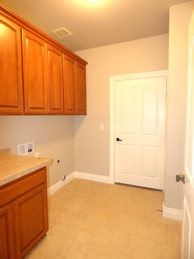 Building Photo - 5 Bedroom Home in South Salem! Near I-5