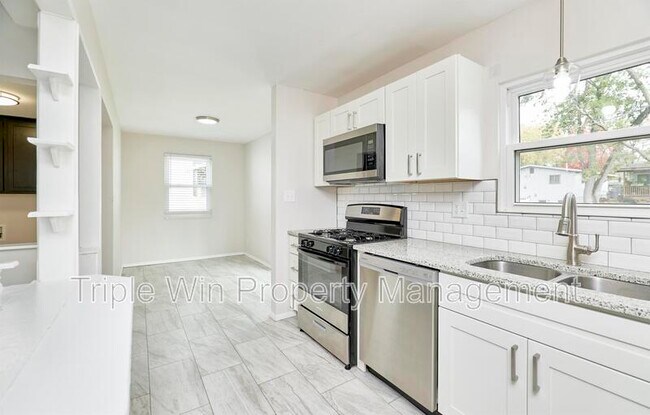 Building Photo - 803 Holiday Ave