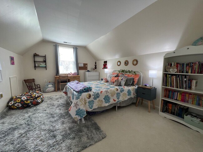 Building Photo - Impressive 4 Bedroom 3.5 Single-Family Hom...