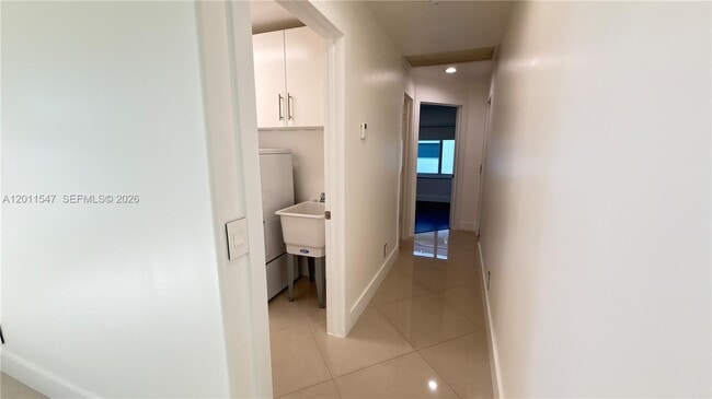 Building Photo - 3767 Oak Ridge Cir