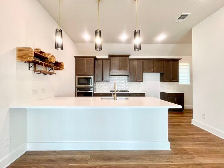 Building Photo - 3320 Eddington Dr