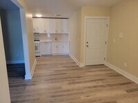 Building Photo - 118 Elm St