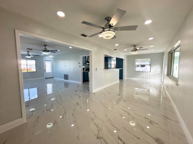 Building Photo - 1307 SW 24th St