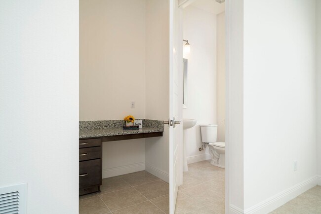 Building Photo - Stunning  MOVE-IN READY TOWNHOME in. Exqui...