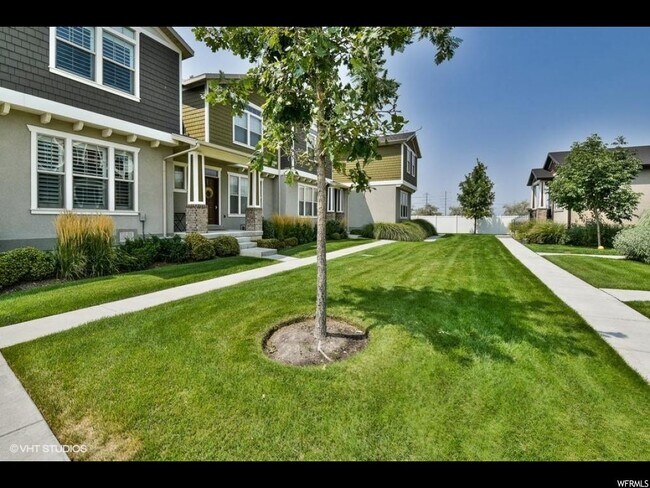 Building Photo - 1293 S Mountain Crest Dr