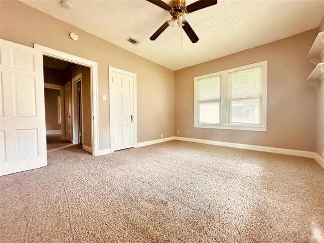 Building Photo - 916 E 37th St