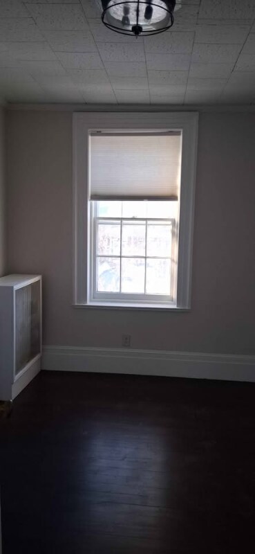 Building Photo - 204 Main St