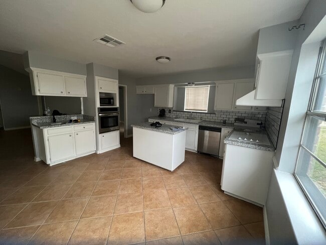 Building Photo - 14715 Spring Lake Dr