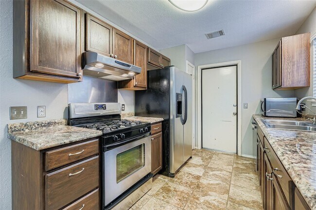 Building Photo - 9802 Briar Ridge Dr