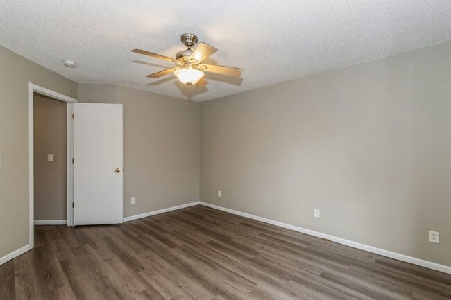 Building Photo - Updated 2 Bedroom with Garage and Off Street Parking Included!