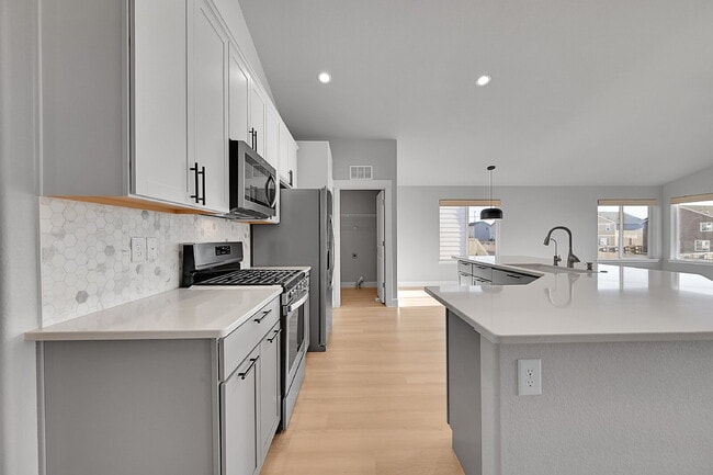 Building Photo - $2,650.00, 5-bed, 3-bed ranch-style home located in Colorado Springs with a large back yard.