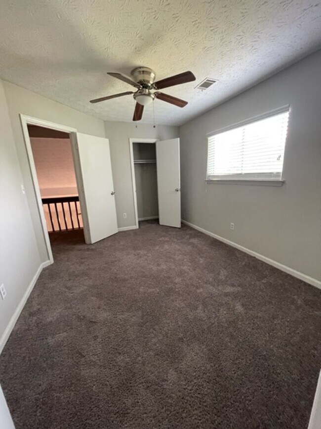 Building Photo - 3 Bedroom Home Available !