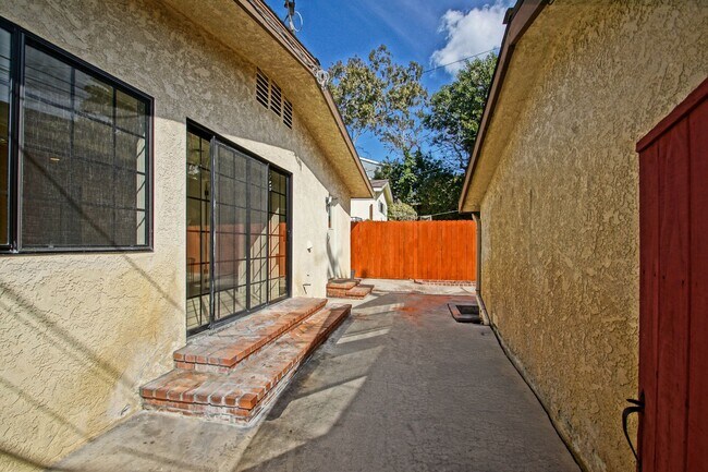 Building Photo - VERY BRIGHT & AIRY, 2050 SQ FT HOME W/ TON...