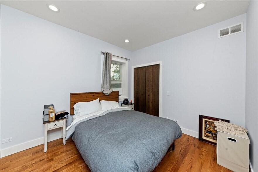 Building Photo - 4912 N Washtenaw Ave