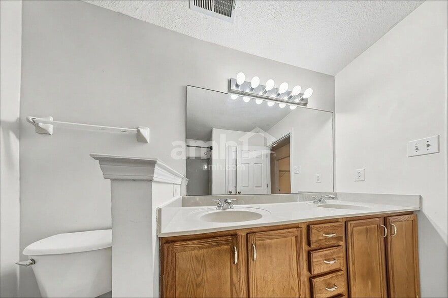 Building Photo - 1466 Far Dr