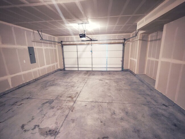 Building Photo - 3 Bedroom, 2.5 Bathroom with two car garage